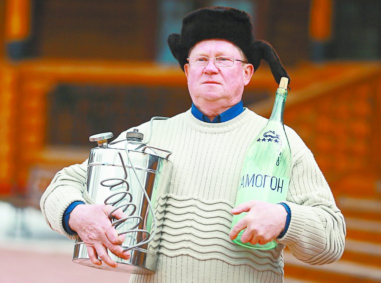 Дед с самогонным аппаратом