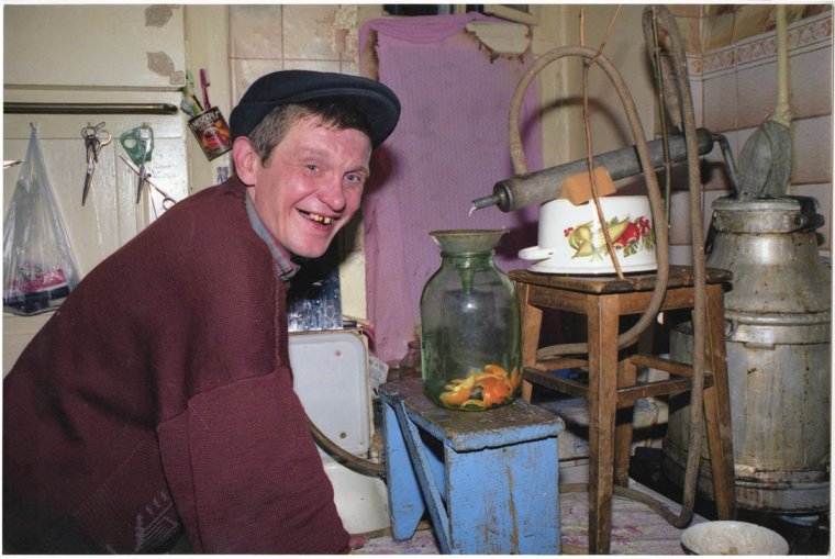 Дед с самогонным аппаратом