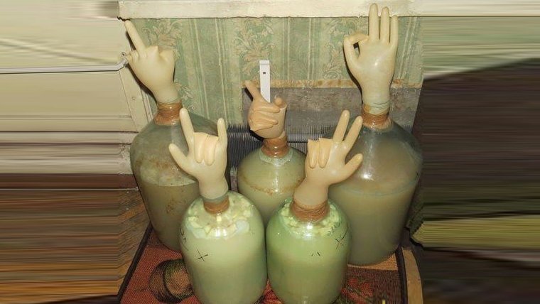 Перчатка на бутыль с брагой