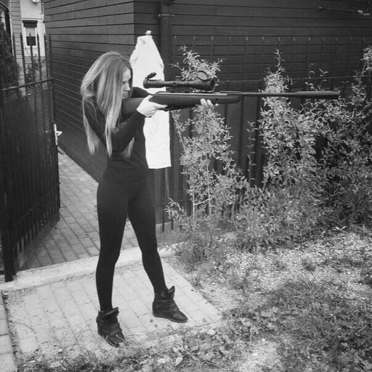 Девушка ревнует