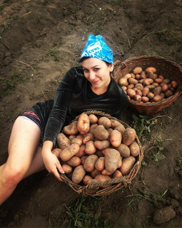 Девушка с картошкой