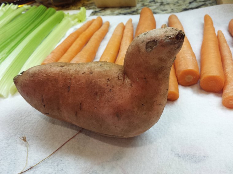 Человек ест картофель