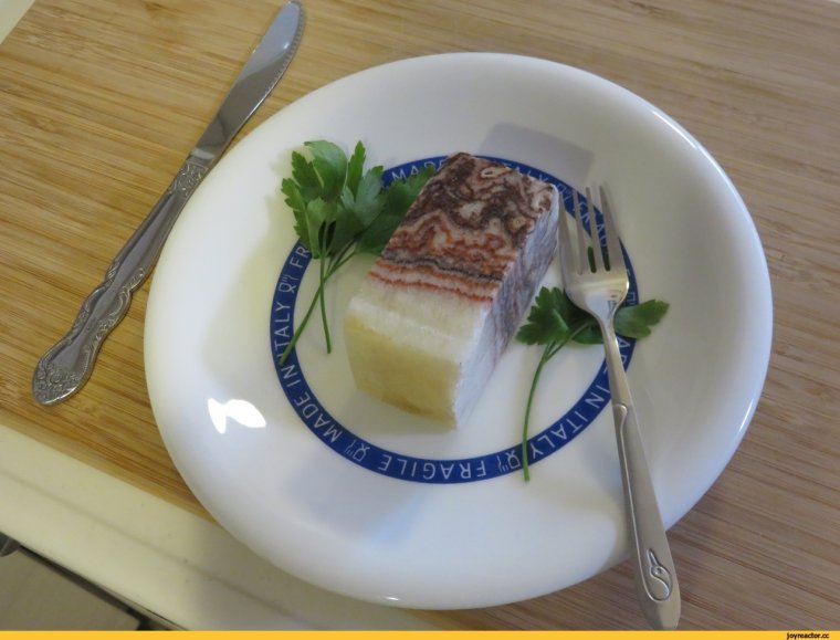 Кусок сала на тарелке