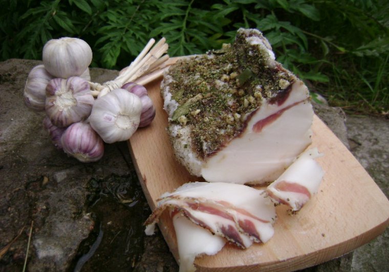 Сало с черным хлебом