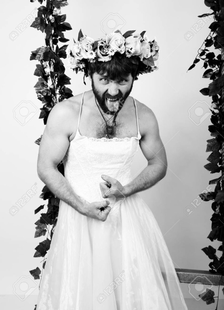 Мужик с бородой в платье