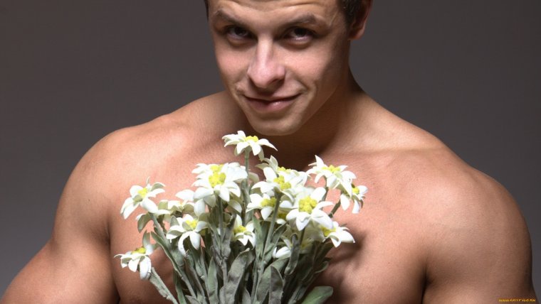Красивый мужик с цветами