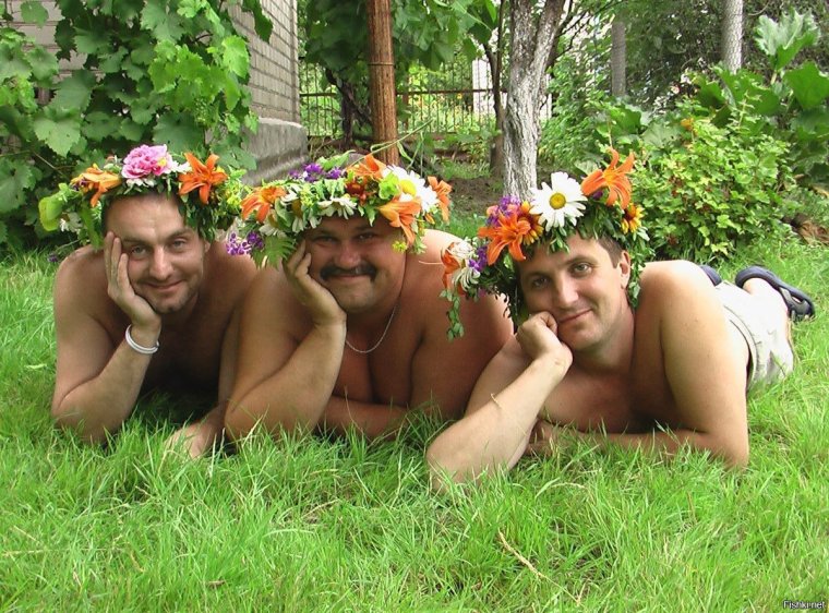 Парень в венке