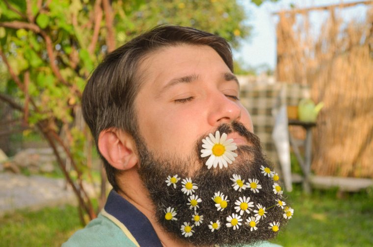 Мужчина с цветами в бороде