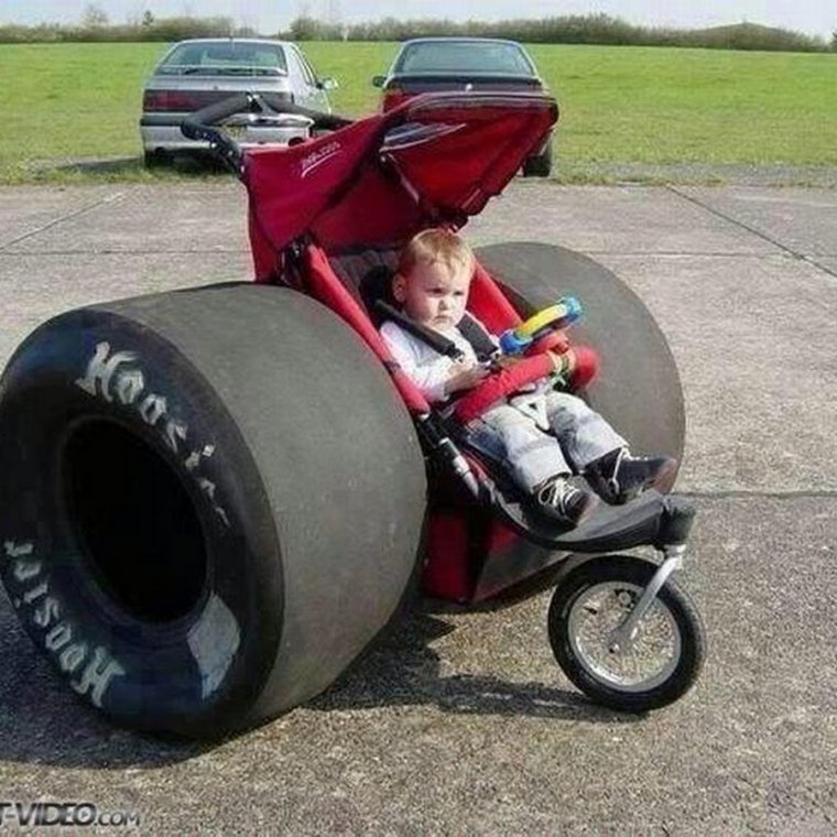 Смешная детская коляска