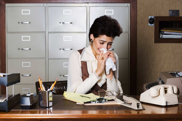 Грустная женщина в офисе