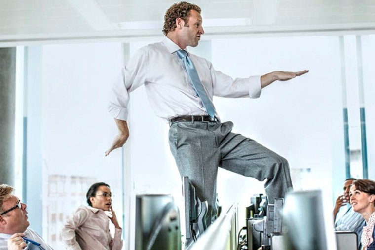 Радостные мужчины офис