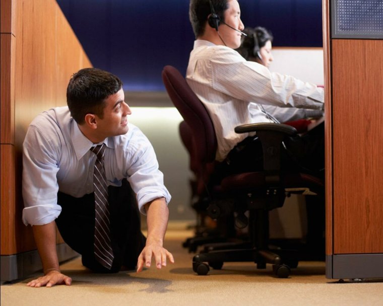 Уходит из офиса