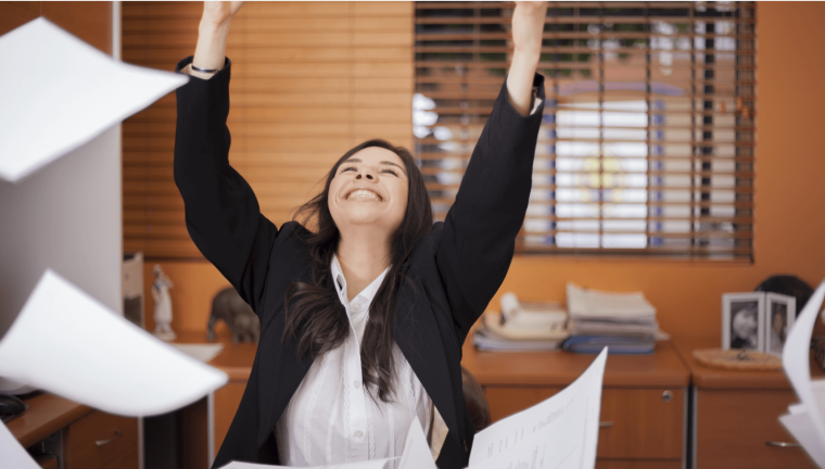 Радостная девушка в офисе