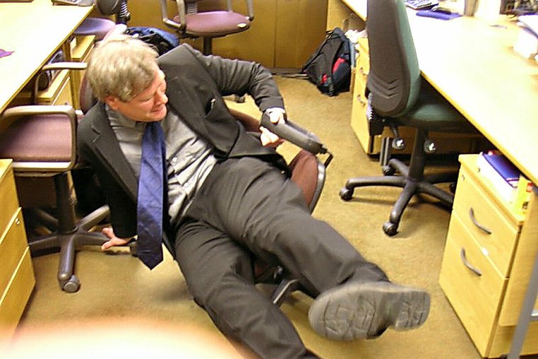 Человек падает со стула