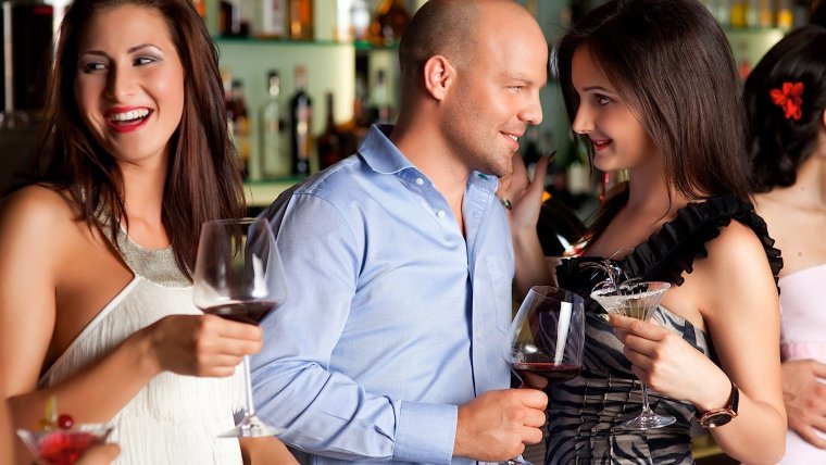 Мужчина с девушкой в баре