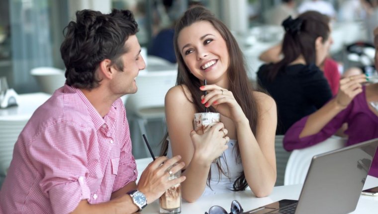 Парень и девушка беседуют