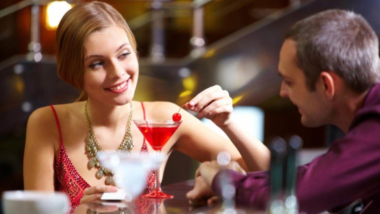 Женщина флиртует