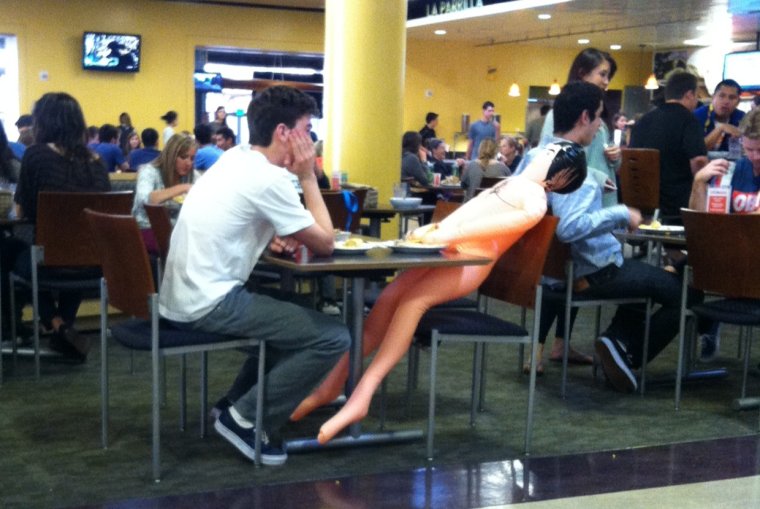 Девушка в кафе смешно