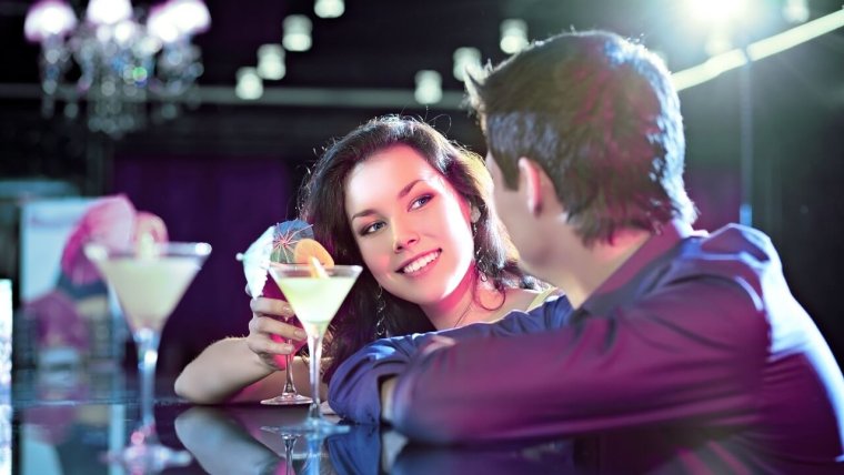 Женщина флиртует в баре