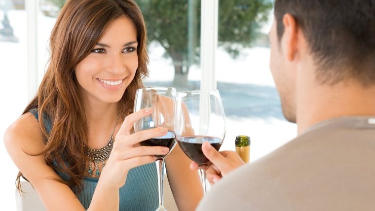 Женщина флиртует