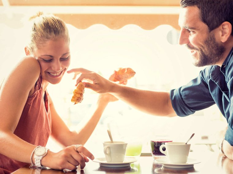 Женщина флиртует с мужчиной