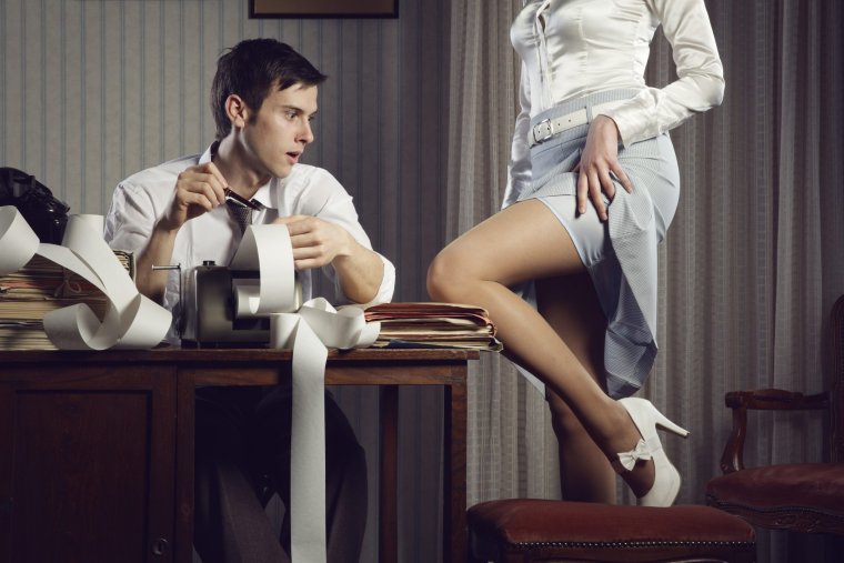 Женщина соблазняет мужчину