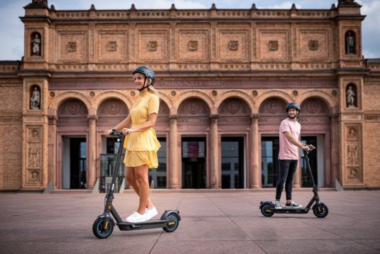 Мужчина на самокате