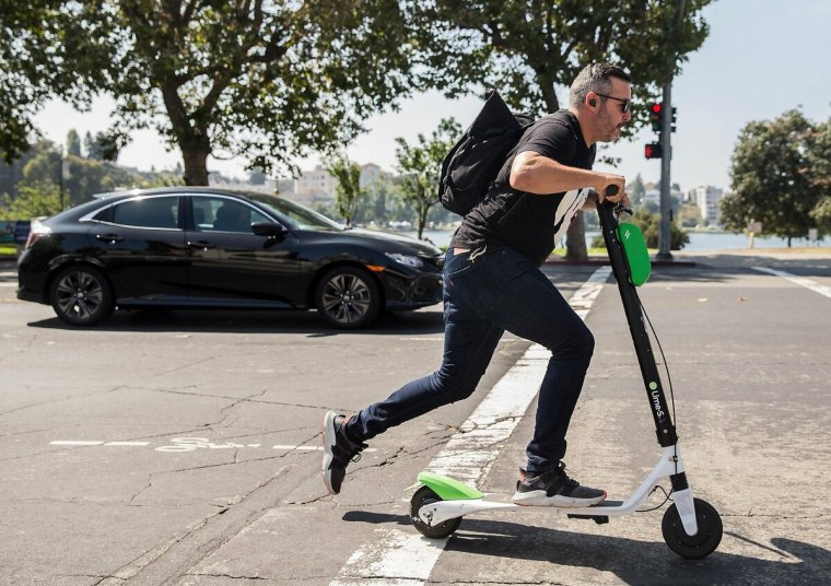 Парень на самокате