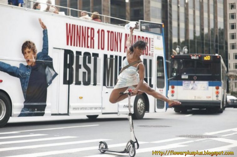 Элайджа Вуд на самокате Мем