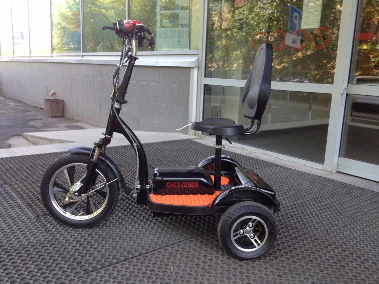 Девушка секси электросамокат