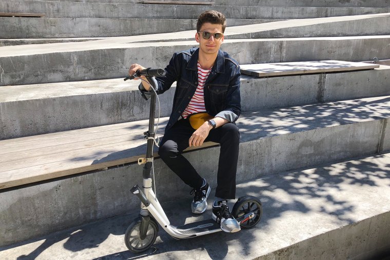 Бабушка на самокате