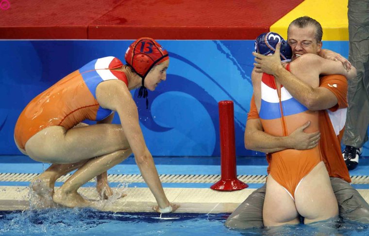 Неловкая ситуация в бассейне