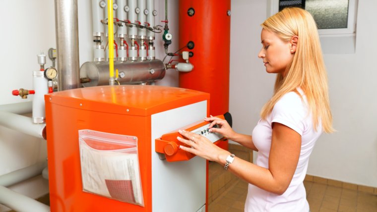 Девушка у газового котла