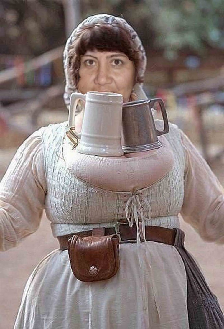 Баба с бидонами молока