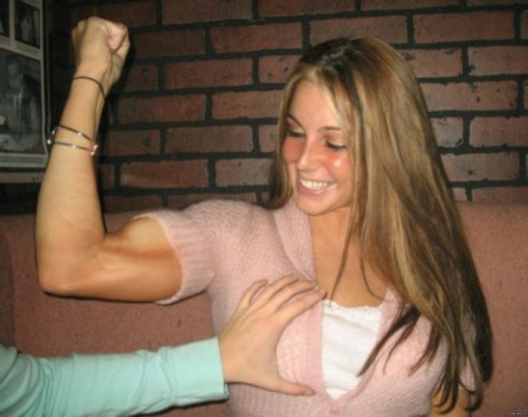 Трогает бицепс