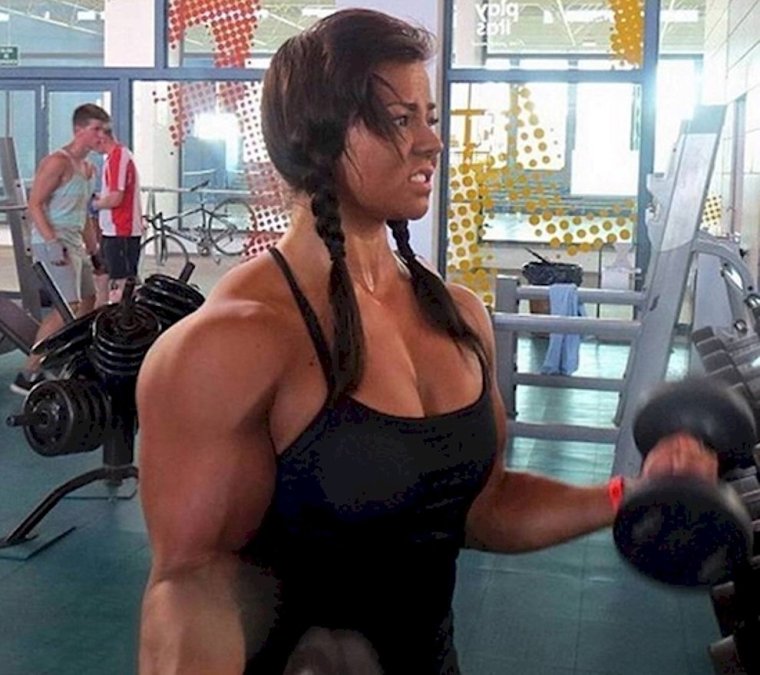 Огромный бицепс у девушки