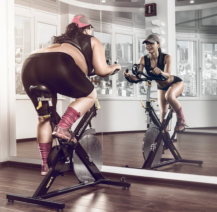 Смешные девушки в спортзале