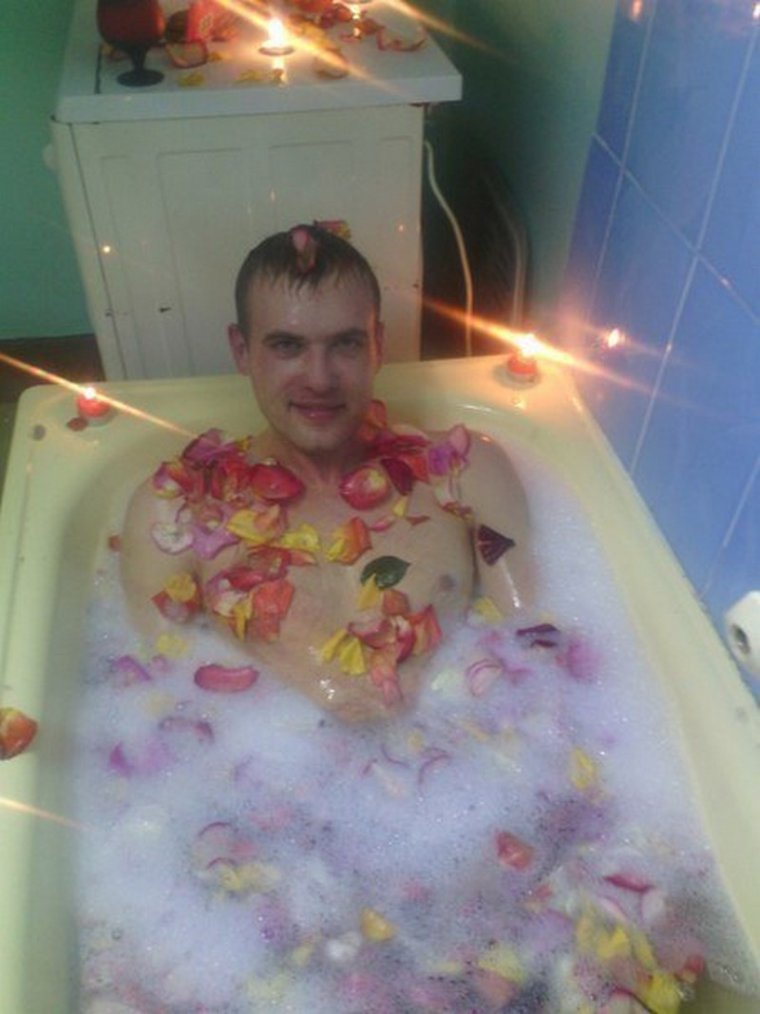 Мужчины в лепестках в ванной