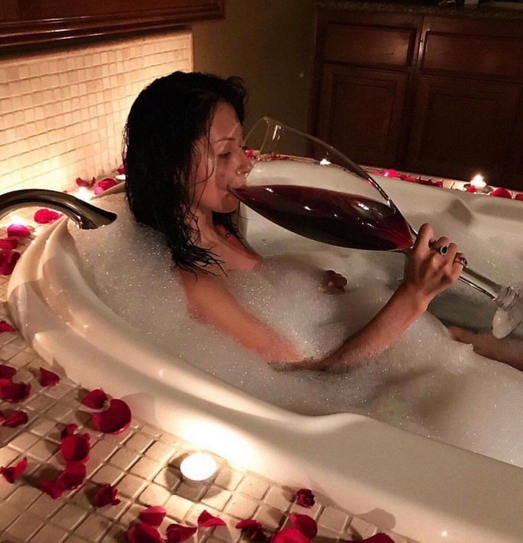 Девушка в джакузи с бокалом