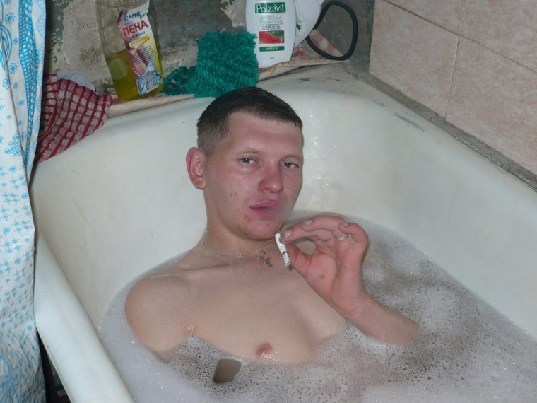 Парень в ванной