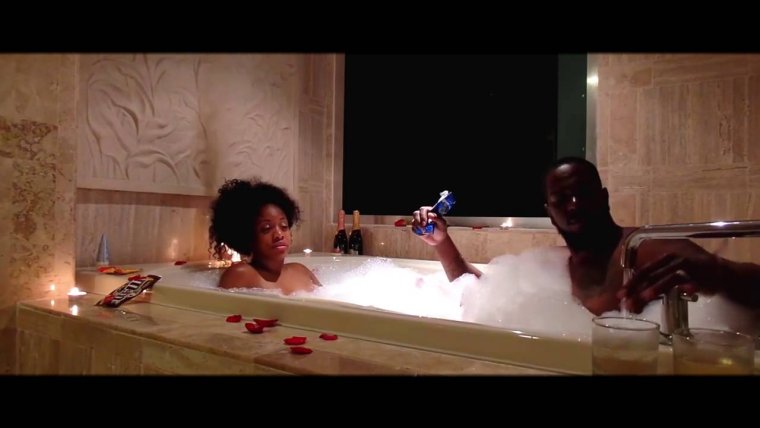 Темнокожая в ванной