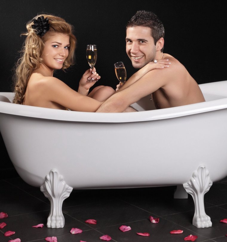 Мужчина и женщина в ванной