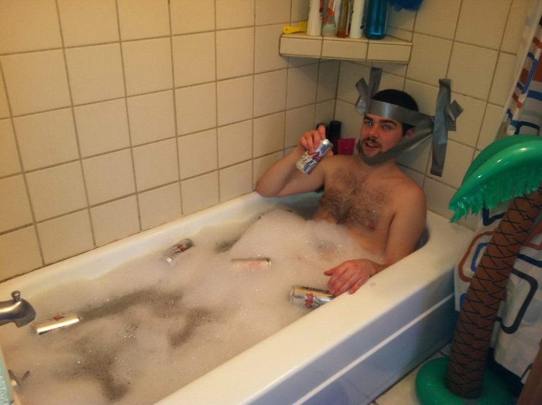 Смешной мужик в ванне