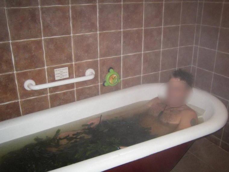 Человек лежит в ванной