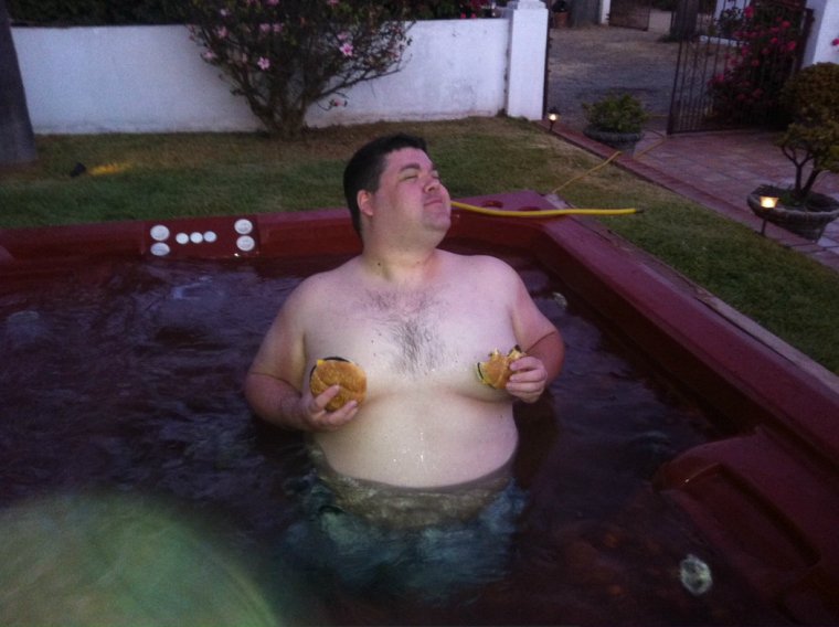 Жирный мужик в бассейне