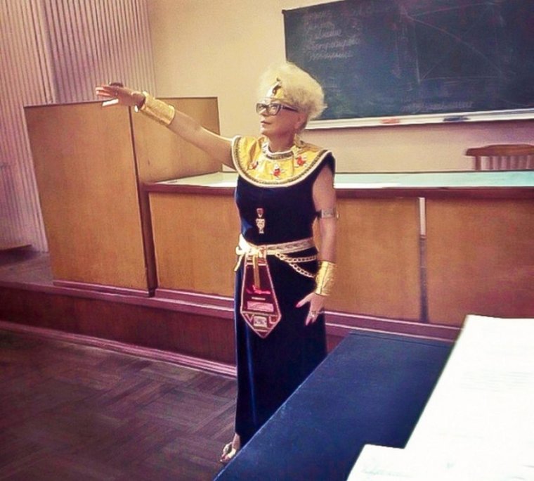 Учитель истории в костюме