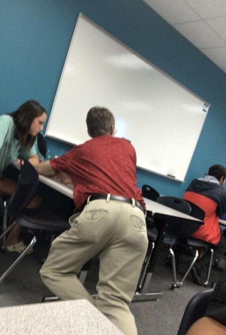 Преподаватель смеется