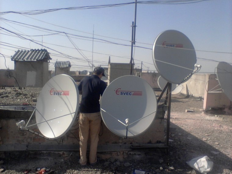 Человек настраивает антенну