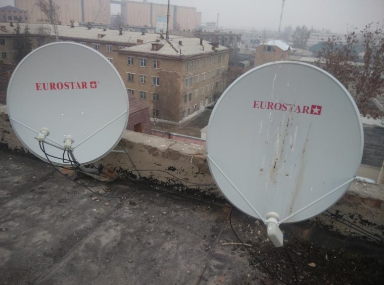 Машина со спутниковой тарелкой