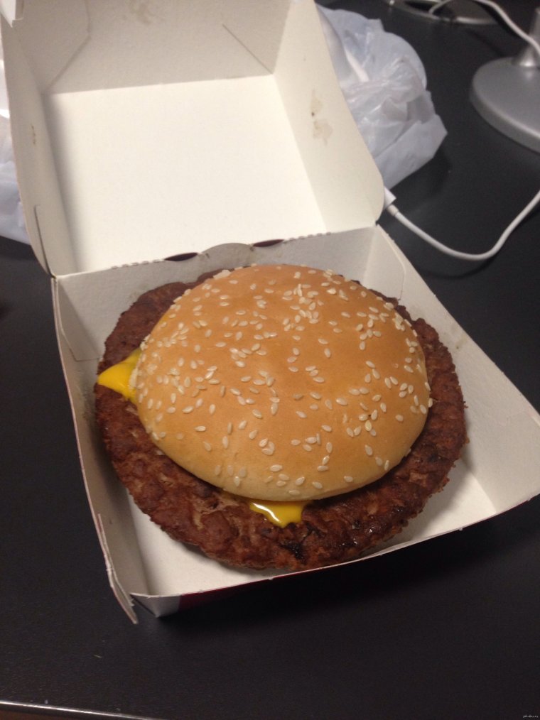 Бургер в Макдональдсе прикол